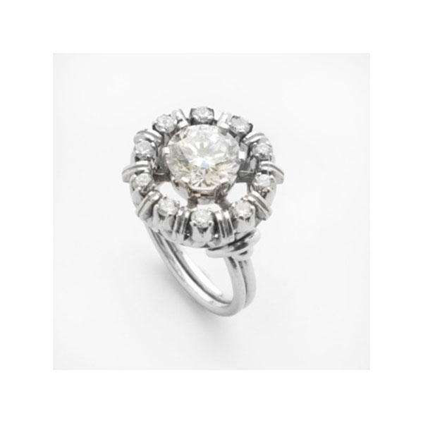 Sortija solitario en oro blanco con diamante central de un peso de 2,30 cts. aprox.  