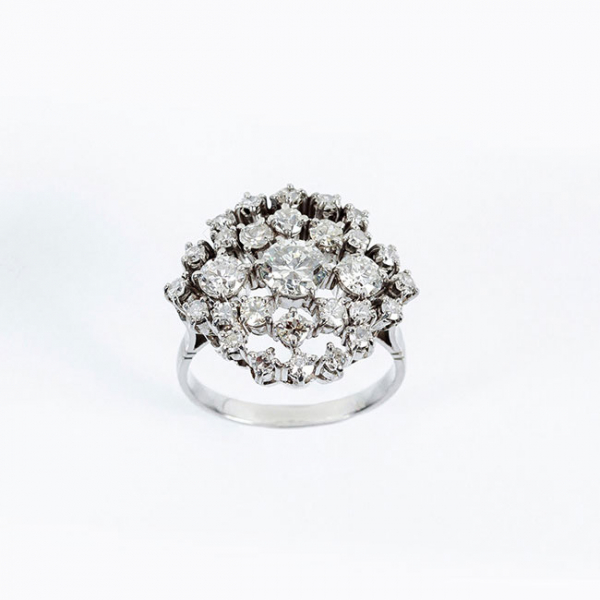 Sortija vintage en sólida montura de oro blanco 18 K, con un diamante central, talla brillante 