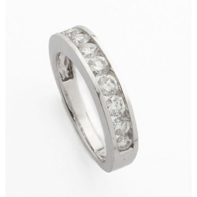 Media alianza en oro blanco con 9 diamantes talla brillante con un peso total de 1,18 cts. aprox.