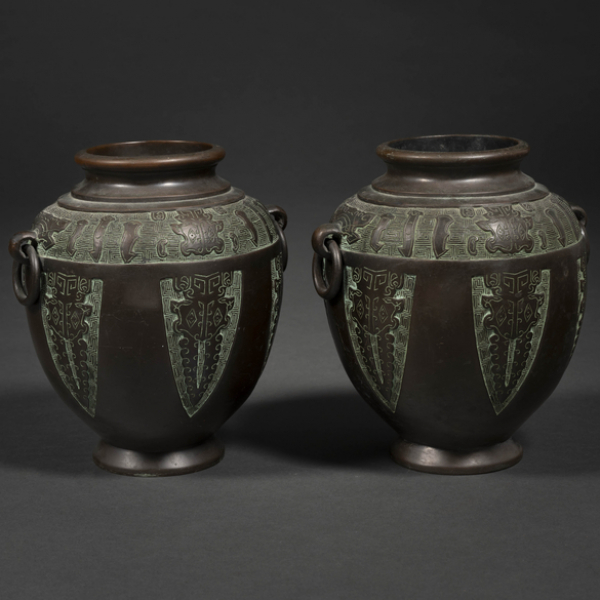 Pareja de ánforas en bronce del siglo XX.