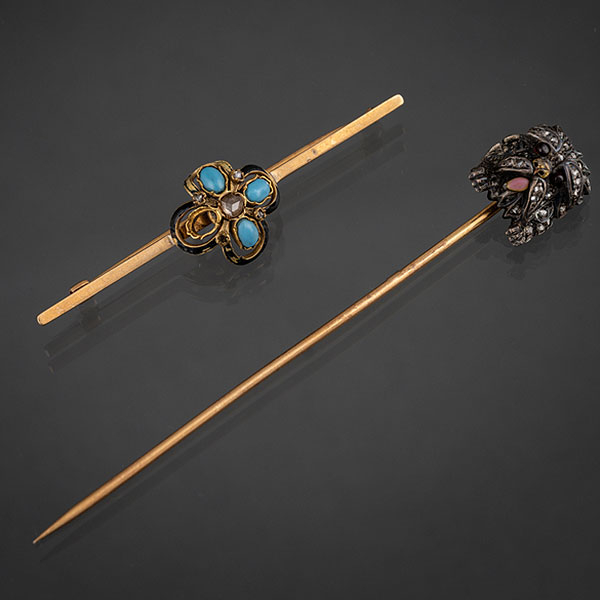 Conjunto de dos alfileres en oro amarillo de 18kt.