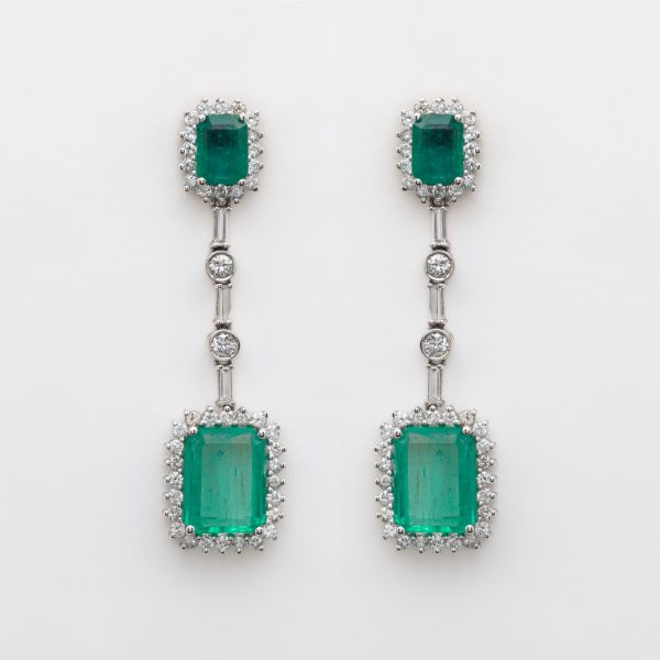 Pendientes largos en oro blanco con dos rosetones y barrita de diamantes tallas brillante y baguette y esmeraldas 