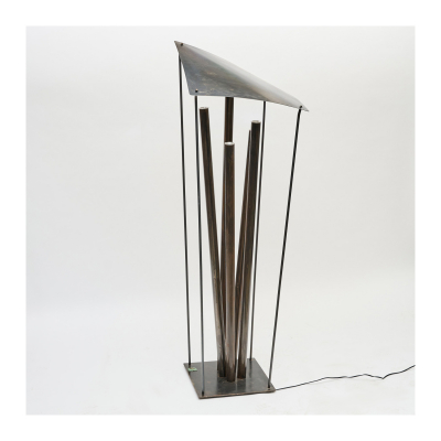 Lluís Ribas Castellsagué (El Masnou, Barcelona, , 1949) Lámpara de pie de cinco luces en hierro patinado perteneciente a la serie «Velas».