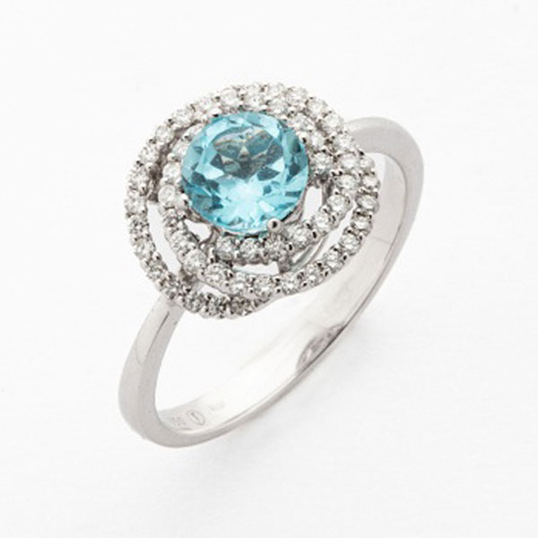 Sortija en oro blanco con rosetón central cuajado de diamantes talla brillante, diamantes talla brillante en el brazo y 2 diamantes talla princesa a los lados