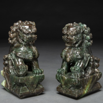 Pareja de leones Foó realizados en piedra de jade color verde espinaca. Trabajo Chino, Siglo XX