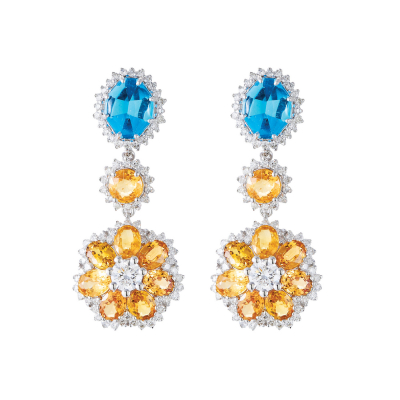 Pendientes largos en oro blanco con rosetones de diamantes talla brillante, agua marina talla oval de 7 x 6 mm. y zafiros naranjas tallas redonda y oval.