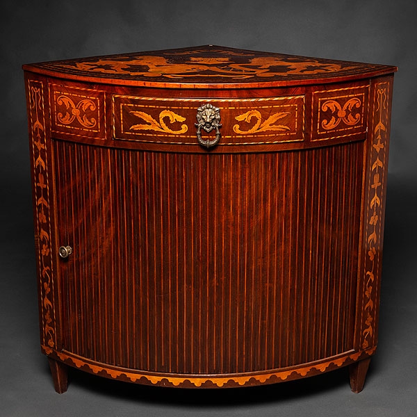 Mueble rinconera Neoclásico de persiana cilíndrico en marquetería de madera de caoba. Siglo XVIII 