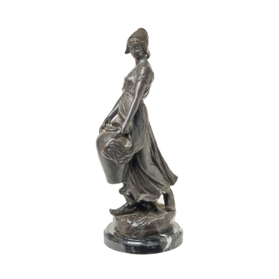 Escuela francesa, ppios. del s.XX. Aguadora. Escultura en bronce patinado sobre peana en mármol. Firmado J. Louger.