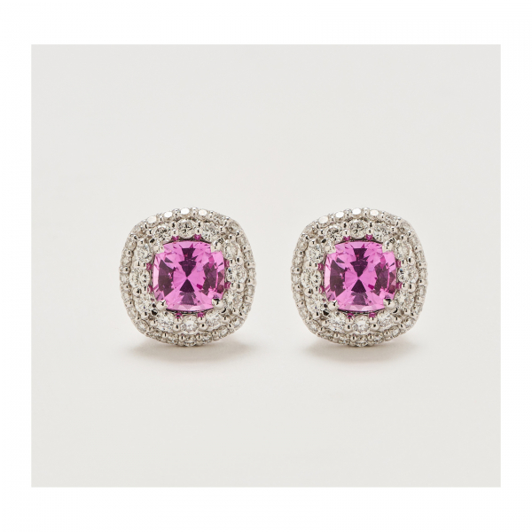 Pendientes en oro blanco con zafiros rosa talla cojín y dos orlas de pavé de diamantes talla brillante. Peso diamantes: 1 ct. aprox