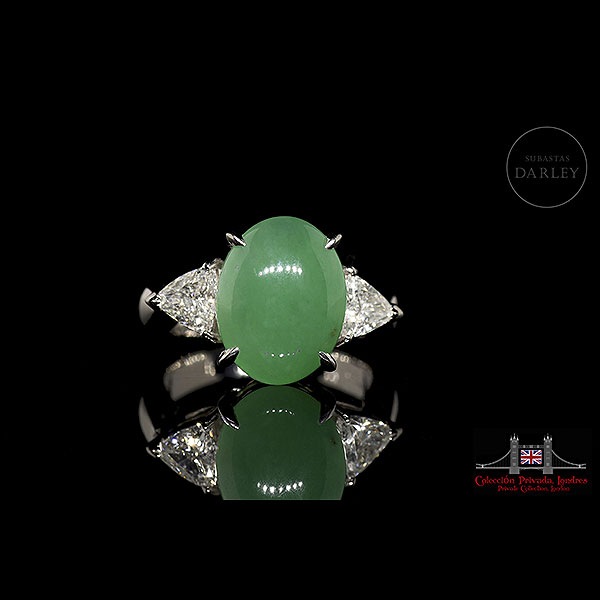 Anillo de platino con jadeíta y brillantes con diseño clásico. 