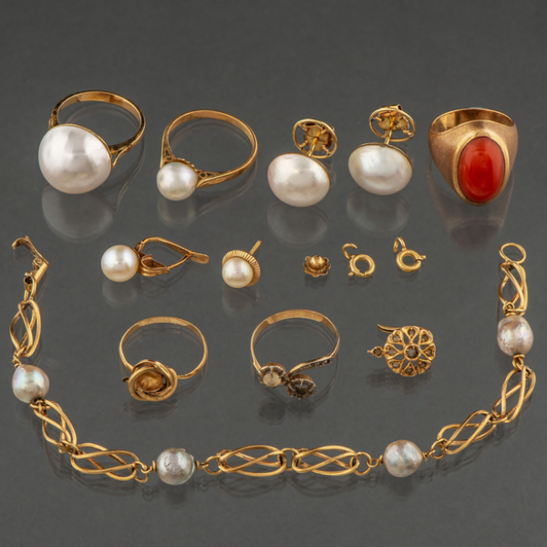 Miscelánea de pulsera con perlas, anillos y pendientes con perlas montados en oro amarillo de 18 kt.