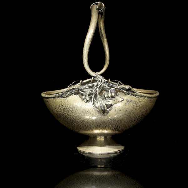 Frutero Art Nouveau de plata.  Con cuerpo ovalado, la pieza destaca por su diseño modernista 