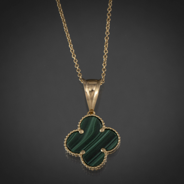 Cadena en oro amarillo de 18kt y colgante estilo Van Cleef en oro amarillo de 18kt y malaquita
