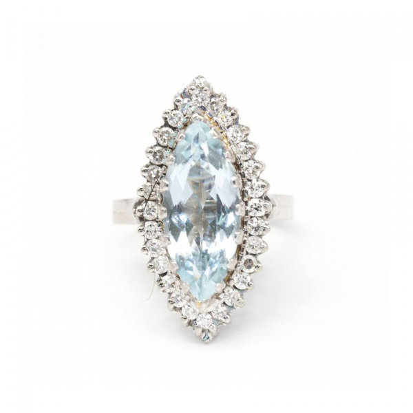 Sortija en oro blanco con agua marina talla marquise de 18 x 8 mm. orlada por diamantes talla brillante. 
