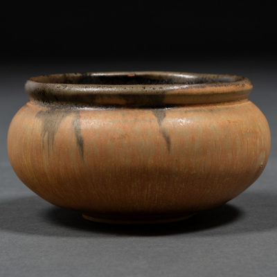 Bowl en porcelana china simulando piel de calabaza en el exterior y color negro en el interior dinastía Qing(1644-1912)