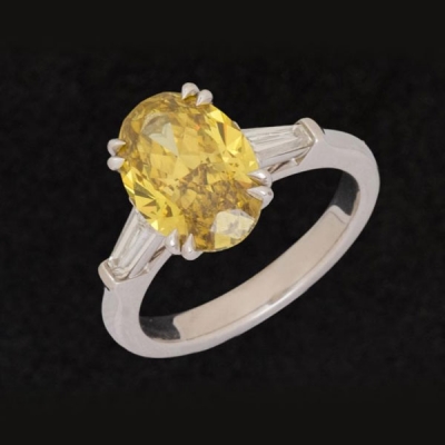Anillo de oro blanco de 18 K. con diamante talla oval de 3,05 cts. fancy deep brownish yellow, pureza VS1