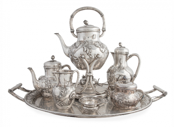 Juego de caf&eacute; y t&eacute; art-nouveau de plata repujada decorada con flores, ley 900.   
