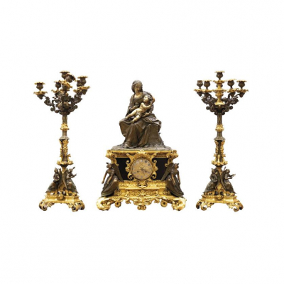 Importante Guarnición Luis Felipe c. 1830.   Realizada en bronce pavonado y bronce dorado.