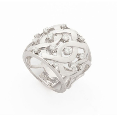 Sortija en oro blanco calada con 14 diamantes talla brillante con un peso total de 0,60 cts. aprox.