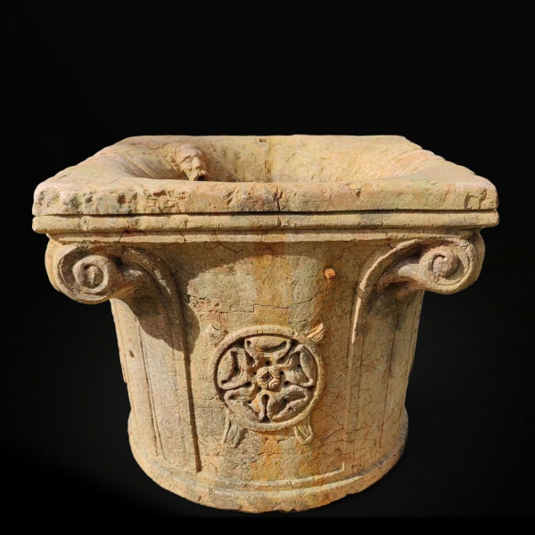 Pozo monumental de mármol rojo de Verona, Italia, siglo XX.