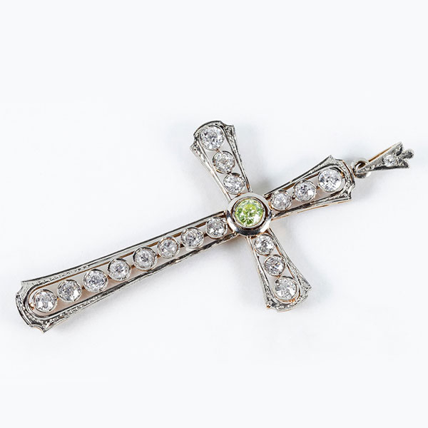 Cruz colgante de época 'art-decó', en montura de oro rosa 18 K con vistas en decoración grafilada de platino, y filas de diamantes talla cushion