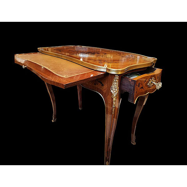 Escritorio Luis XV con marqueteria y aplicaciones en bronce, Francia, siglo XIX.