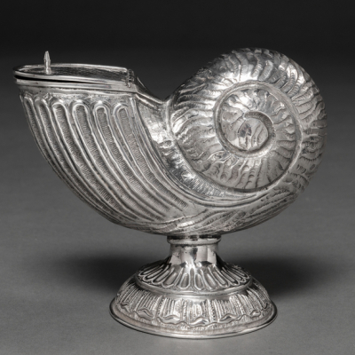 Bonita naveta en forma de concha en plata punzonada. Siglo XX. 