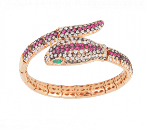 Brazalete rígido con diseño de serpiente con frente cuajado de rubíes, brillantes incoloros y brillantes brown.    En oro rosa de 18K.