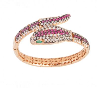 Brazalete rígido con diseño de serpiente con frente cuajado de rubíes, brillantes incoloros y brillantes brown.    En oro rosa de 18K.