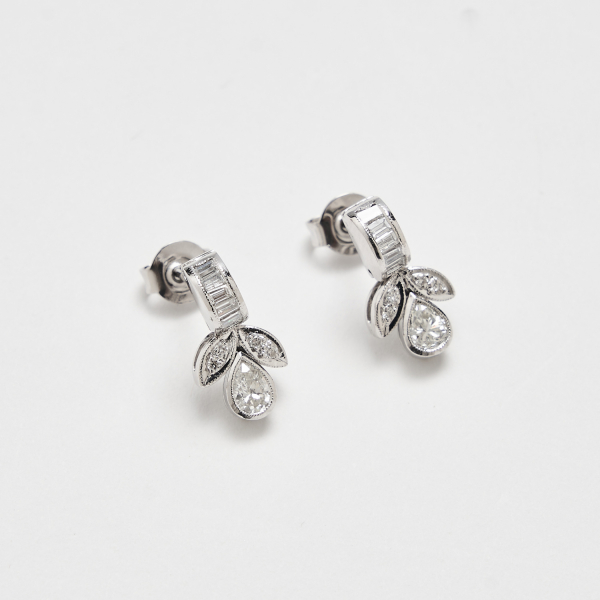 Pendientes en oro blanco con diamantes talla perilla, diamante y baguette.