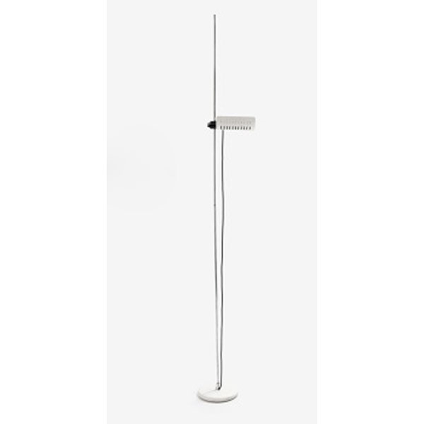 Lámpara de pie regulable de la marca Oluce diseñada por Joe Colombo, con vástago en metal cromado, tulipa y base en metal lacado en blanco.   Época: Años 70 -80