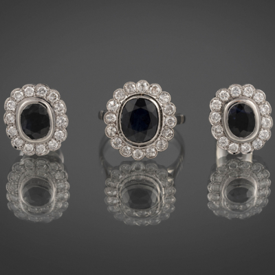 Conjunto de anillo y pareja de pendientes en oro blanco de 18kt con zafiros orlados de brillantes.