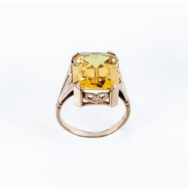 Sortija vintage en oro rosa 18 K con un cuarzo limón rectangular, en garras. Nº anillero: 15.