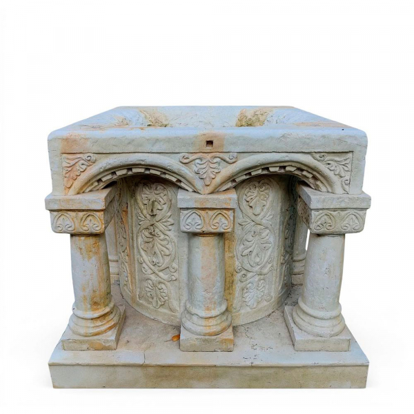 Importante pozo monumental de mármol labrado con ocho columnas y decoración vegetal, Italia, Venecia, siglo XIX.