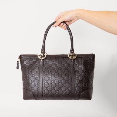 GUCCI. Bolso modelo &laquo;&raquo; en piel de tonalidad marr&oacute;n con acabado monogram Guccissima 