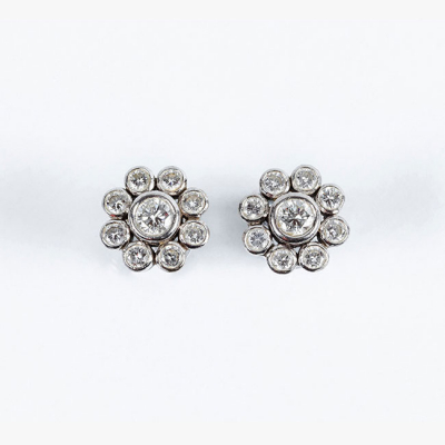 Pendientes vintage, en s&oacute;lida montura de platino u oro blanco 18 K, con roset&oacute;n formado por un limpio y blanco diamante central