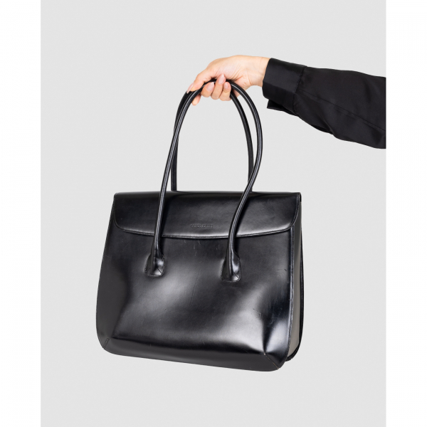 GIORGIO ARMANI. Bolso en piel de tonalidad negra 