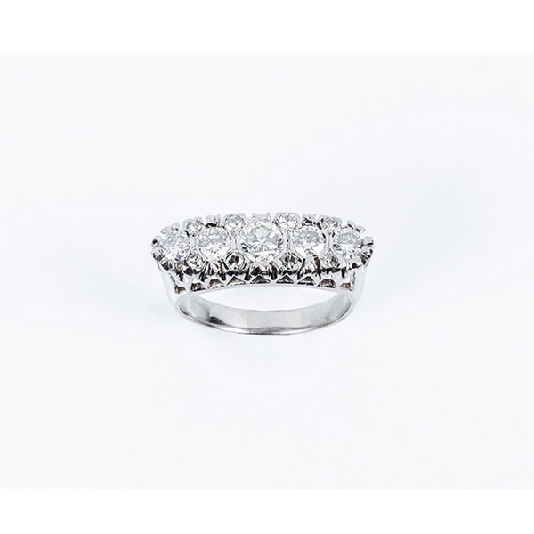 Sortija vintage en sólida montura de oro blanco o platino, decorada frontalmente en fila de limpios diamantes talla brillante