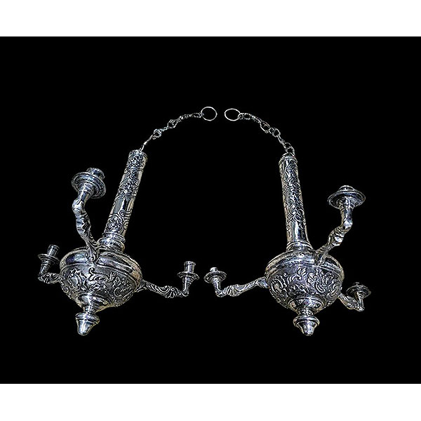 Pareja de candelabros en plata maciza, España, siglo XVIII.