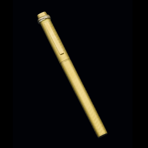 Bolígrafo marca CARTIER, modelo Must, realizado en plaqué de oro con decoración tipo guilloché.