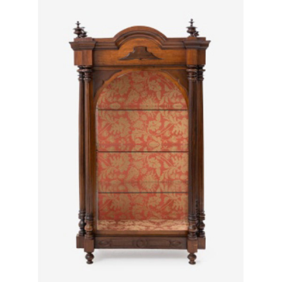 Vitrina en madera de caoba tallada con decoración de columna Estilo Luis XVI.   Época: Fin S. XIX - Pp. S. XX