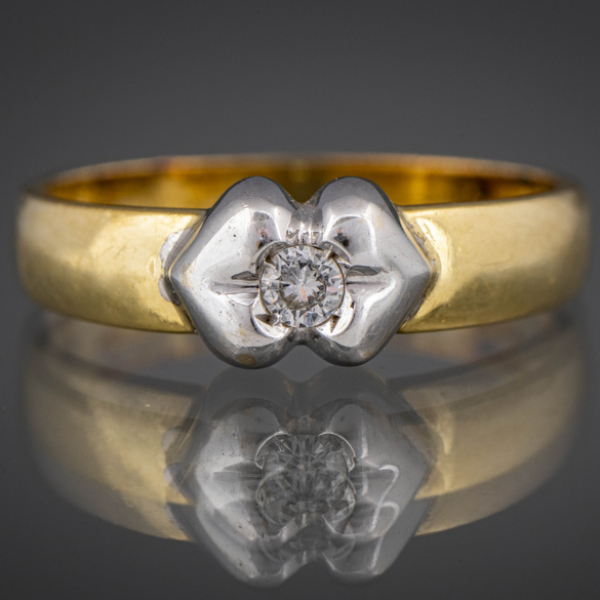 Anillo en oro amarillo y oro blanco de 18 kt con brillante central de 0,10 Qt.