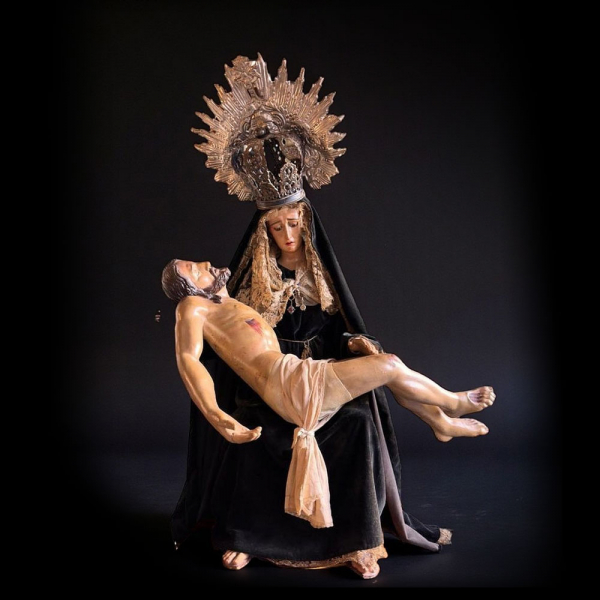 "Piedad". Importante escultura de la Escuela Española del siglo XVIII.  Madera tallada y policromada, textiles y plata cincelada.