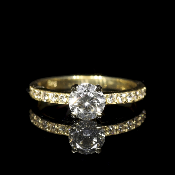 Anillo realizado en oro amarillo de 14 K y diamante natural en talla brillante redonda de 0,91 ct 