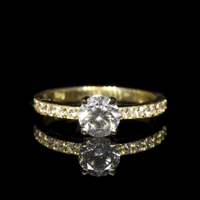 Anillo realizado en oro amarillo de 14 K y diamante natural en talla brillante redonda de 0,91 ct 