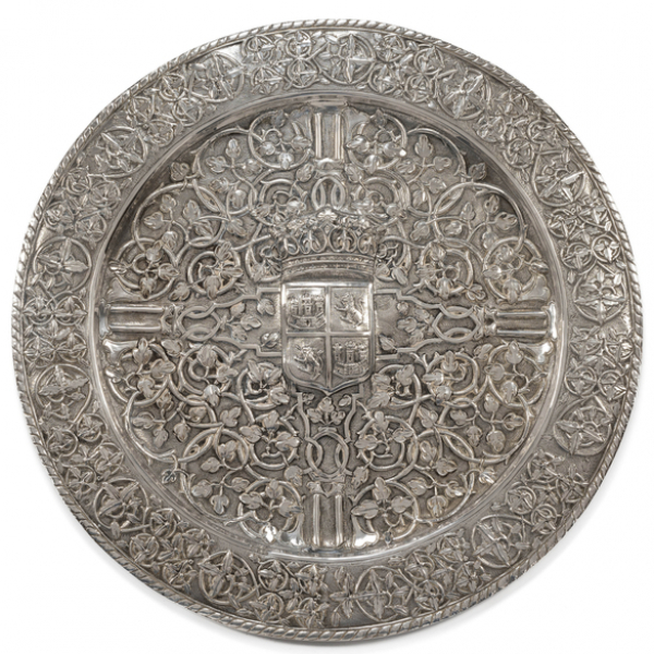 Plato circular para colgar en plata repujada española y punzonada del siglo XX.