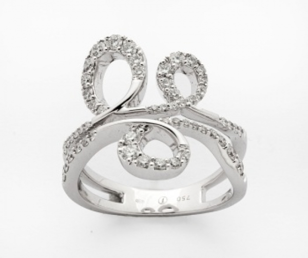 Sortija en oro blanco y diamantes talla brillante con un peso total de 0,60 cts. aprox.