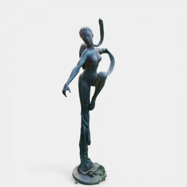 Espectacular "Bailarina" en bronce patinado, Francia, siglo XX.