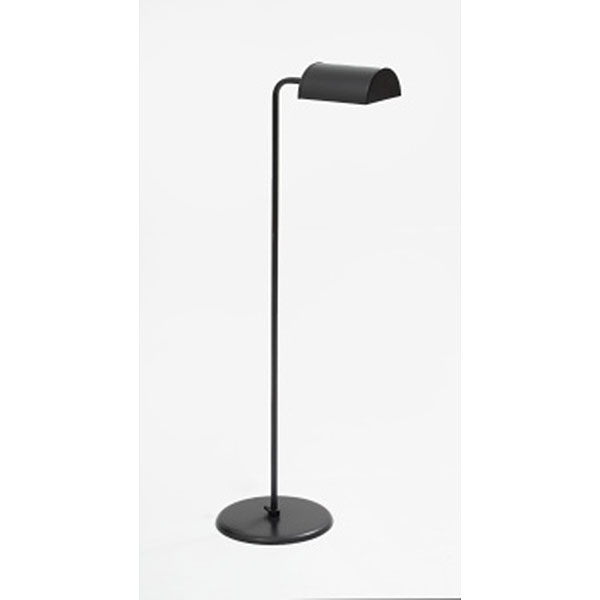 Lámpara de pie diseñada por Abo Randers, varilla de latón lacado y base en metal pintado en negro, pantalla giratoria y ajustable. Dinamarca.   Época: Años 70 / 80