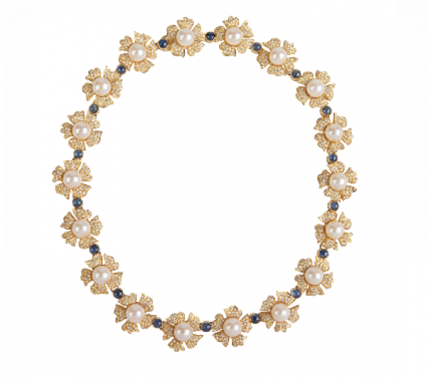 Collar con dieciocho centros de flores de perlas rodeadas por pétalos de brillantes y articuladas con cabuchones de zafiros. 